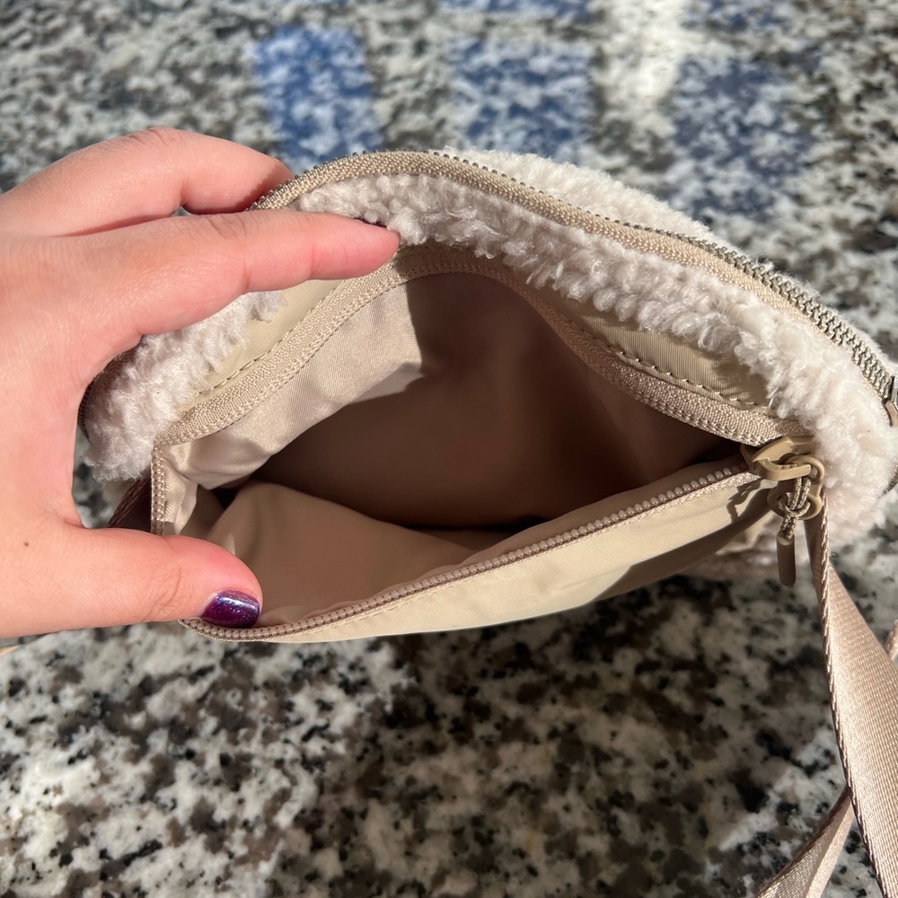 Lululemon Sherpa Everywhere Belt Bag Cream - Picture 3 of 6